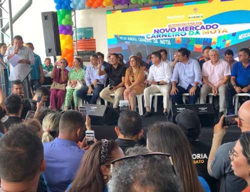 Prefeito entrega novo mercado Carneiro da Mota para população do Morro da Liberdade