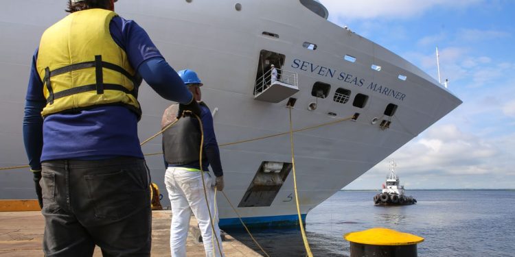 Último cruzeiro da temporada atracou em Manaus