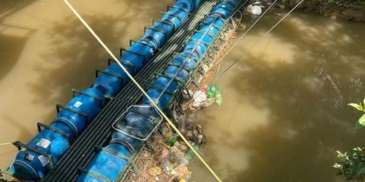 Ecobarreira é instalada em igarapé de Manaus