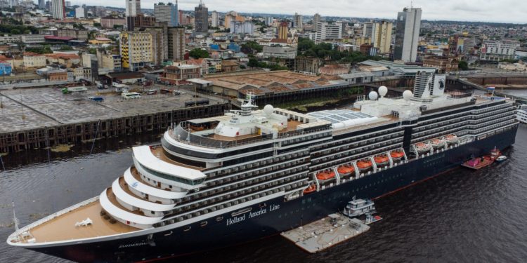 Primeiro navio da ‘Temporada de Cruzeiros’ chega em Manaus