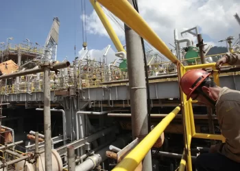 Média de petróleo e gás bate recorde em 2023, segundo pesquisa