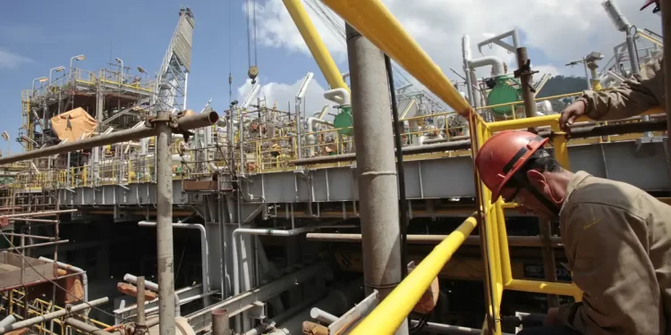 Média de petróleo e gás bate recorde em 2023, segundo pesquisa
