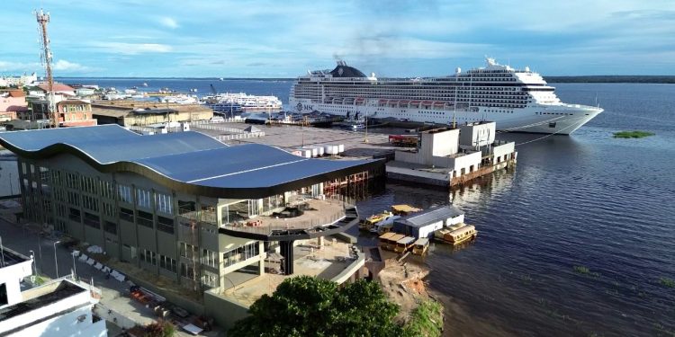 Mirante oferece vista deslumbrante para rio e recepciona cruzeiros