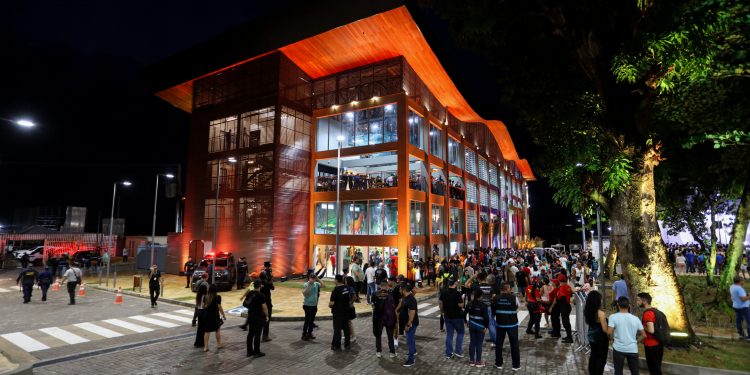 Inauguração do mirante Lúcia Almeida leva 9 mil pessoas ao Centro de Manaus