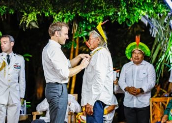 Presidente Macron concede honraria a Cacique Raoni durante visita à Amazônia
