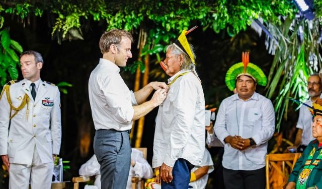 Presidente Macron concede honraria a Cacique Raoni durante visita à Amazônia