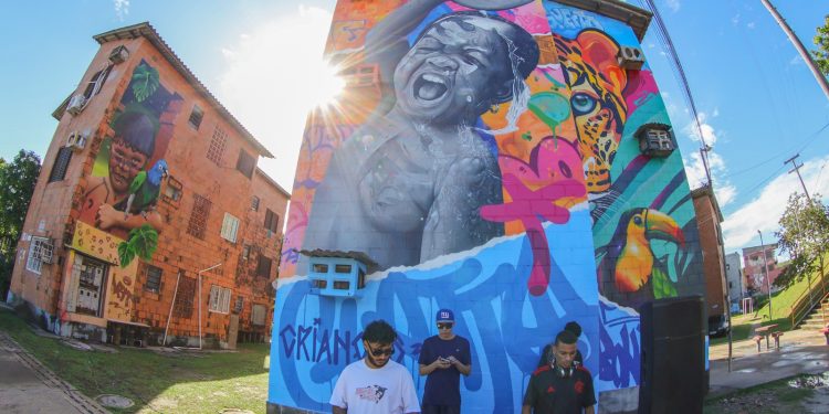 Grafite muda a paisagem do Residencial Gilberto Mestrinho