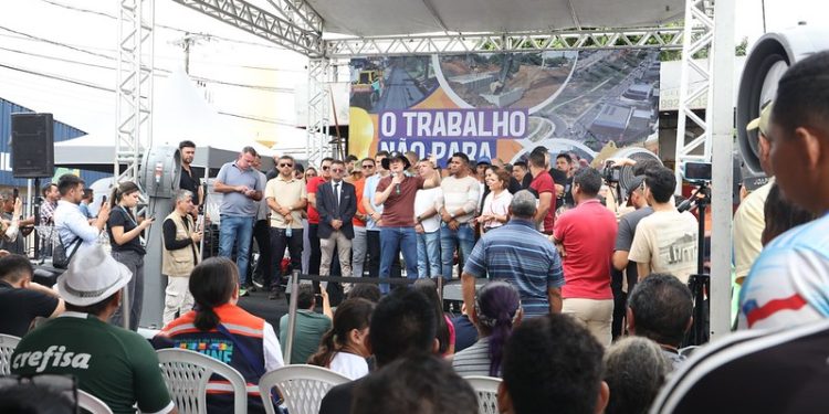 Ordem de serviço é assinada para reforma da praça no bairro Armando Mendes
