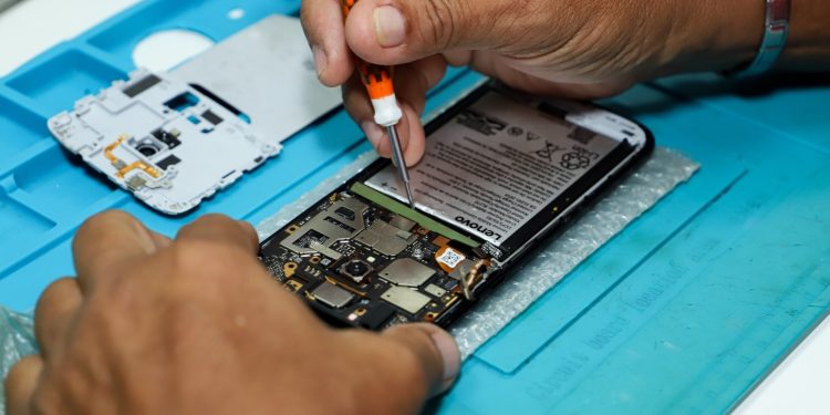 Prefeitura de Manaus entrega certificados a 80 formandos do curso Técnico de Celular