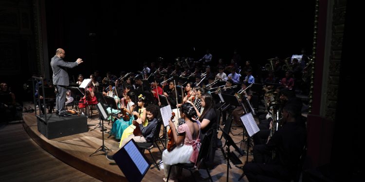 Iniciativas de extensão da UEA comemoram o Dia das Mães no Teatro Amazonas