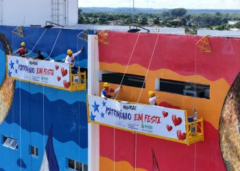 Festival de Parintins: Artistas decoram Bumbódromo com marca oficial
