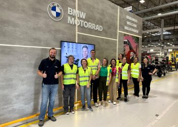 Representantes do setor turístico realizam visita à fábrica da BMW Motorrad em Manaus