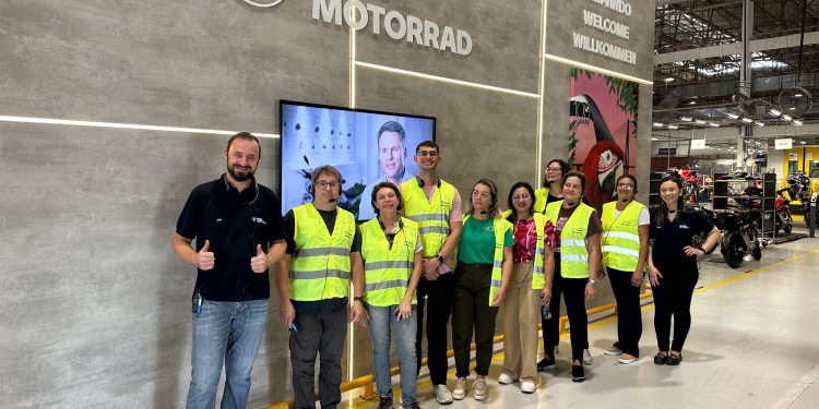 Representantes do setor turístico realizam visita à fábrica da BMW Motorrad em Manaus