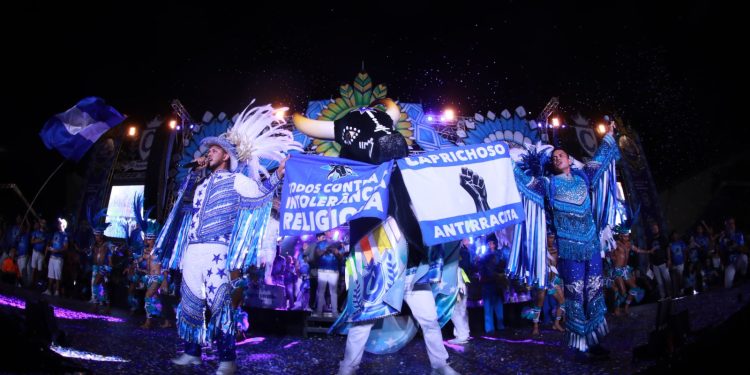Torcedores do Caprichoso lotam o sambódromo para o lançamento do álbum