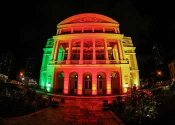 Teatro Amazonas é iluminado com as cores da bandeira do Rio Grande do Sul