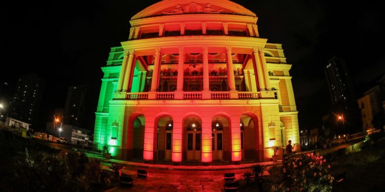 Teatro Amazonas é iluminado com as cores da bandeira do Rio Grande do Sul