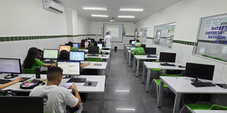 No mês do trabalhador, projeto oferece mais de 1200 bolsas de estudo em todo Brasil
