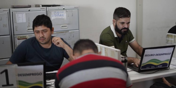 Sine Amazonas divulga 317 vagas de emprego para esta quinta-feira