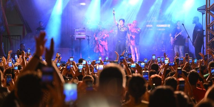 Prefeitura organiza show de Jorge Vercillo reunindo 2,5 mil pessoas no Dia dos Namorados.