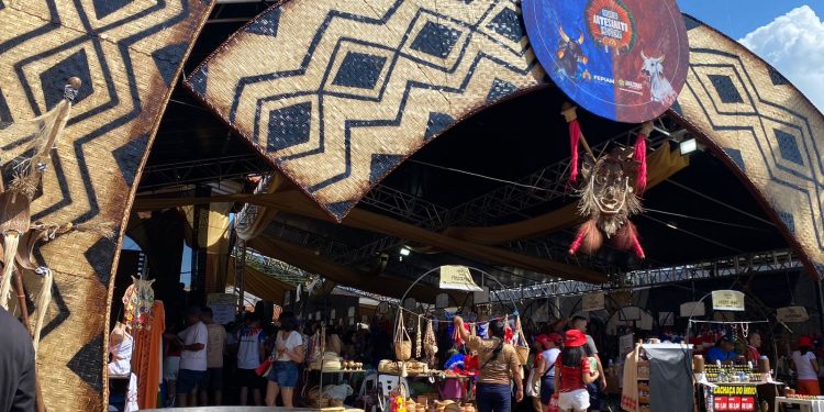 Arte Indígena Brilha na Feira de Artesanato do Festival de Parintins 2024
