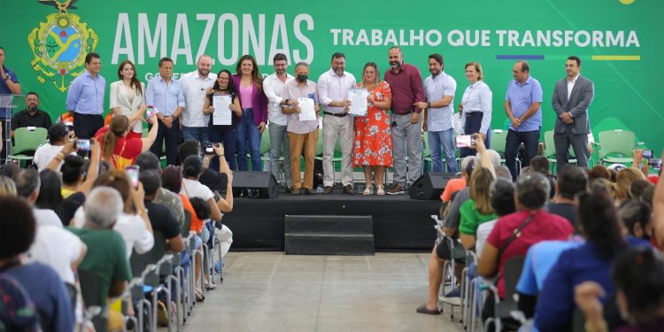 Wilson Lima Regulariza 2,5 Mil Unidades Habitacionais da Suhab em Manaus