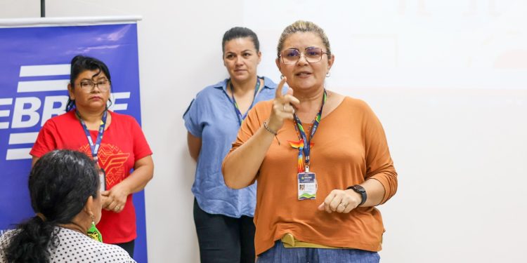 Governo do Amazonas promove palestra para artesãos da Mostra de Artesanato 2024