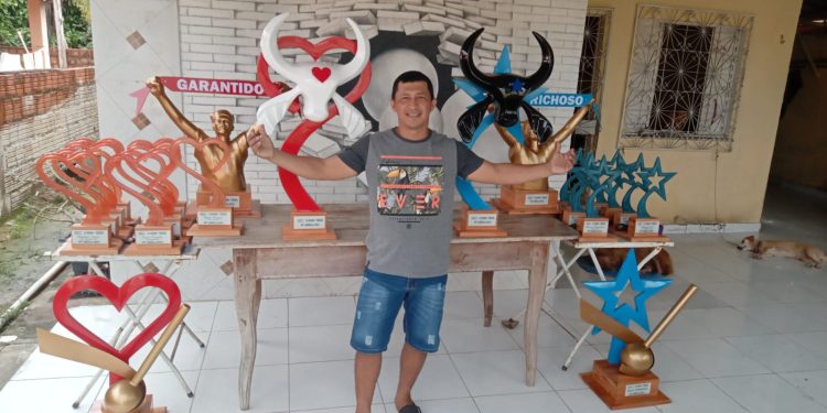 Troféu de Campeão do Festival de Parintins 2024 Celebra a Cultura Parintinense