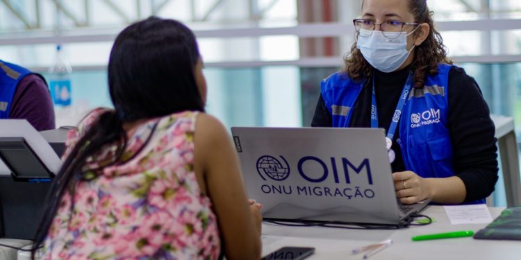Governo do Amazonas realiza mutirão para emissão de documentos de migrantes e refugiados