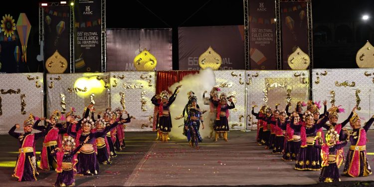Diversidade de Danças Internacionais Encanta no Festival Folclórico do Amazonas