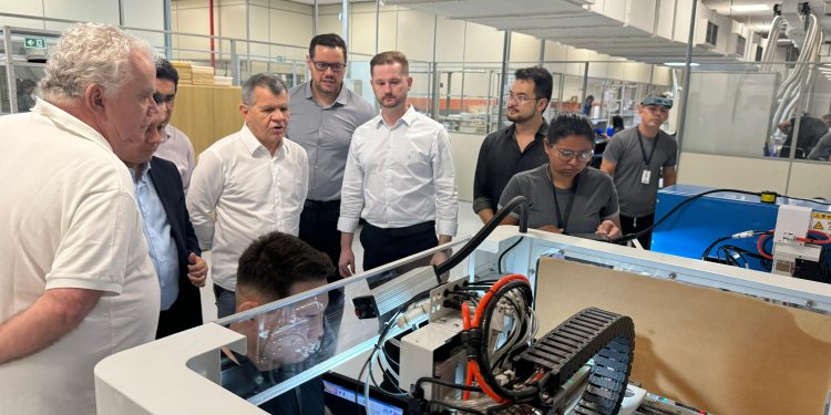 Suframa visita fábrica de referência em produção de joias