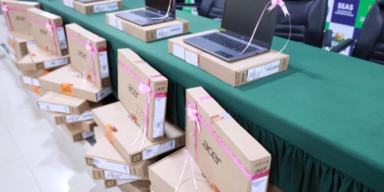 Programa Crédito Rosa recebe novos notebooks para ampliar o atendimento às mulheres empreendedoras