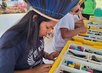 Alunos indígenas recebem ensino de robótica na comunidade Terra Preta