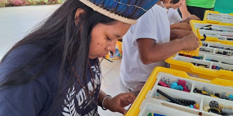 Alunos indígenas recebem ensino de robótica na comunidade Terra Preta