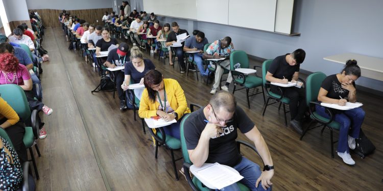 UEA realiza testes de proficiência para 160 candidatos em línguas estrangeiras