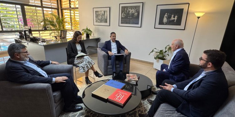 Sedecti Discute Integração Sul-Americana em Visita à Embaixada do Peru em Brasília