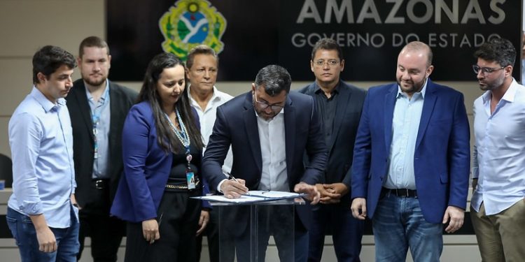 Governo do Amazonas firma acordo para levar o projeto Água Boa a comunidades rurais