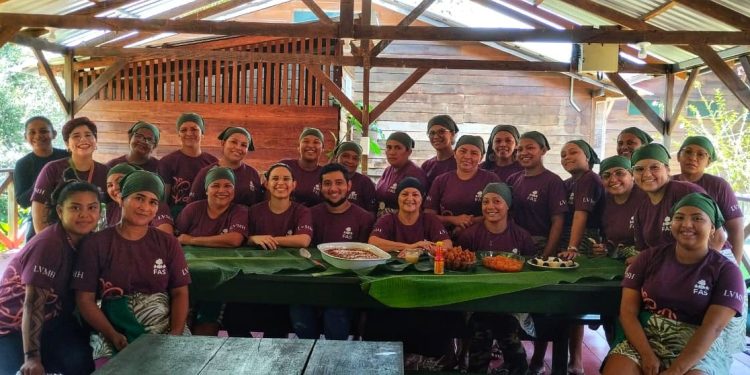 Mulheres ribeirinhas recebem