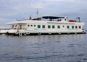 Equipe de pesquisadores da UEA realiza quarta viagem do projeto que monitora a qualidade da água do Rio Negro