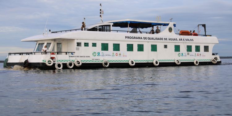 Equipe de pesquisadores da UEA realiza quarta viagem do projeto que monitora a qualidade da água do Rio Negro