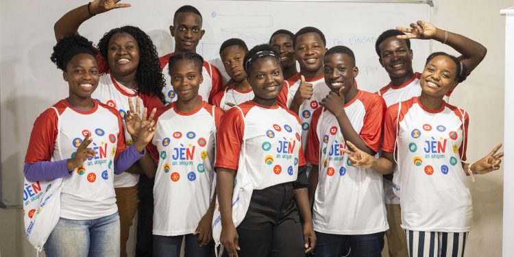 Projeto gratuito de capacitação profissional para jovens haitianos abre inscrições em Manaus