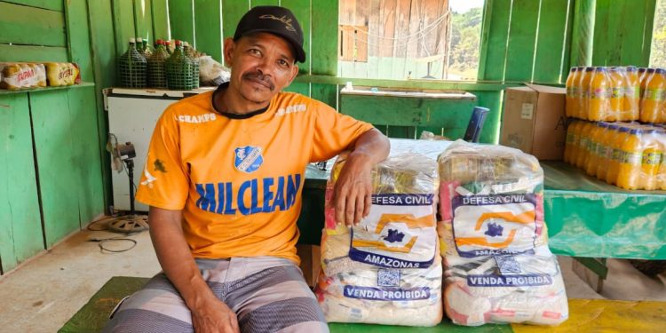Sema entrega cestas básicas nas RDS do Rio Amapá e do Igapó-Açu