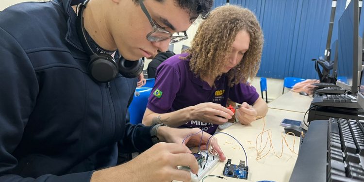 SENAI em parceria com Transire Tectoy  forma 70 alunos