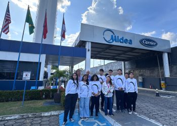 Alunos da Fundação Bradesco conhecem processo produtivo da Midea Carrier