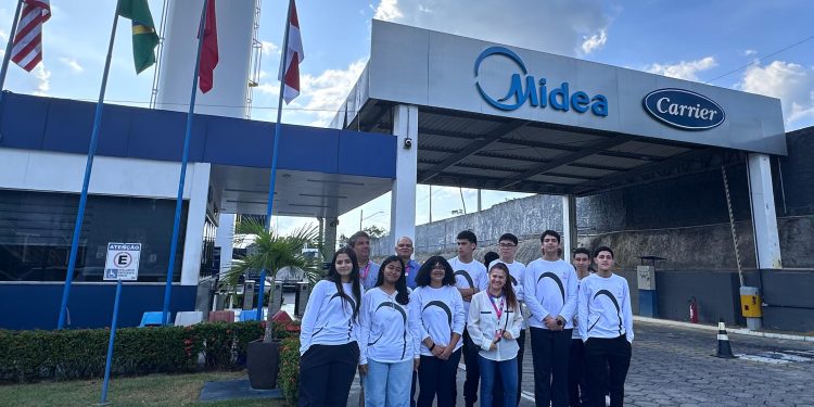 Alunos da Fundação Bradesco conhecem processo produtivo da Midea Carrier