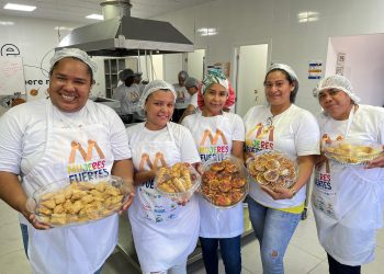 50 mães migrantes e refugiadas recebem kit para iniciar o próprio negócio gastronômico