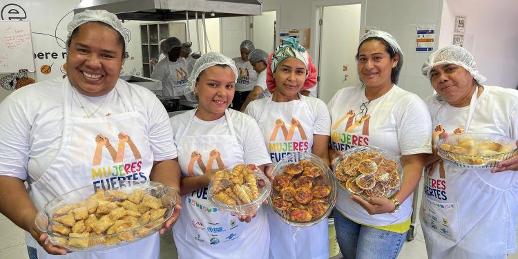 50 mães migrantes e refugiadas recebem kit para iniciar o próprio negócio gastronômico