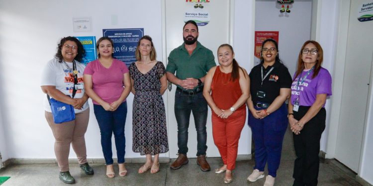 Governo Francês e agência da ONU visitam equipamento de assistência à mulher