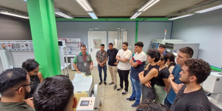 Acadêmicos do oeste do Pará visitam fábrica do PIM