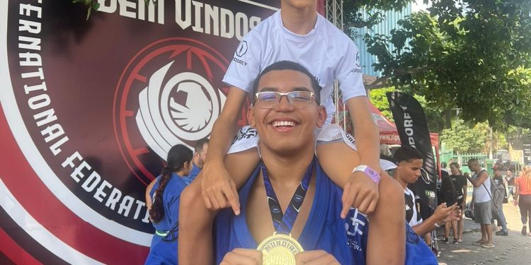 Atleta amazonense de 13 anos vence mundial de Jiu-Jítsu