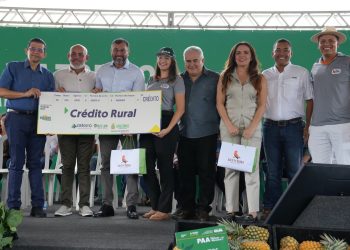 Ação entrega carta de remissão de dívidas e concede crédito rural